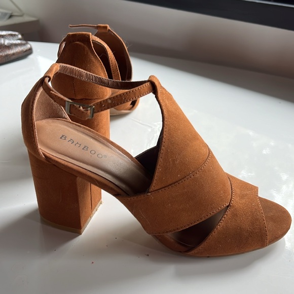 Vegan suede sandals. - Picture 2 of 5